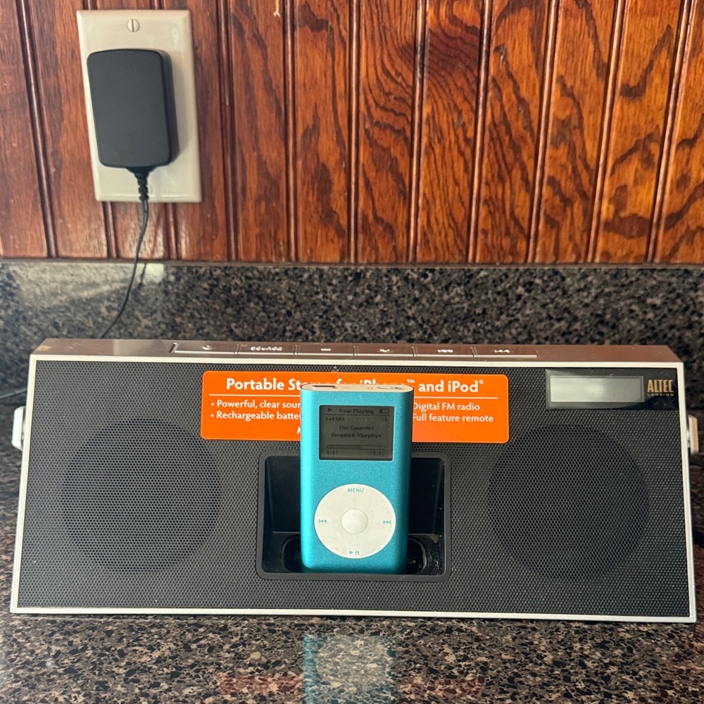 Apple IPod 4GB Teal With Altec Portable Speaker Dock  *read description*